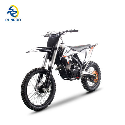 Bereiten Sie sich darauf vor, den Wettbewerb mit dem 300cc Pitbike von Runpro Racing zu dominieren.