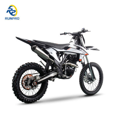 Bereiten Sie sich darauf vor, den Wettbewerb mit dem 300cc Pitbike von Runpro Racing zu dominieren.