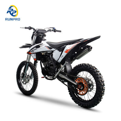 Bereiten Sie sich darauf vor, den Wettbewerb mit dem 300cc Pitbike von Runpro Racing zu dominieren.
