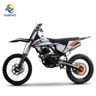 Bereiten Sie sich darauf vor, den Wettbewerb mit dem 300cc Pitbike von Runpro Racing zu dominieren.