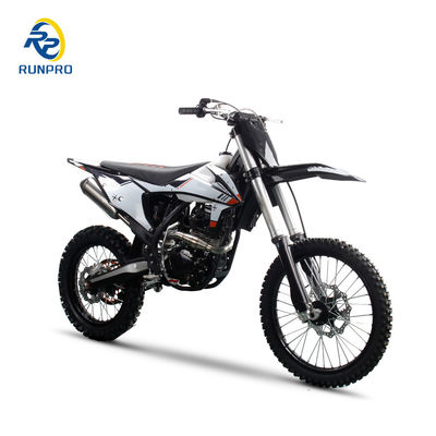 Bereiten Sie sich darauf vor, den Wettbewerb mit dem 300cc Pitbike von Runpro Racing zu dominieren.