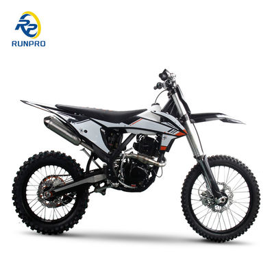 Bereiten Sie sich darauf vor, den Wettbewerb mit dem 300cc Pitbike von Runpro Racing zu dominieren.