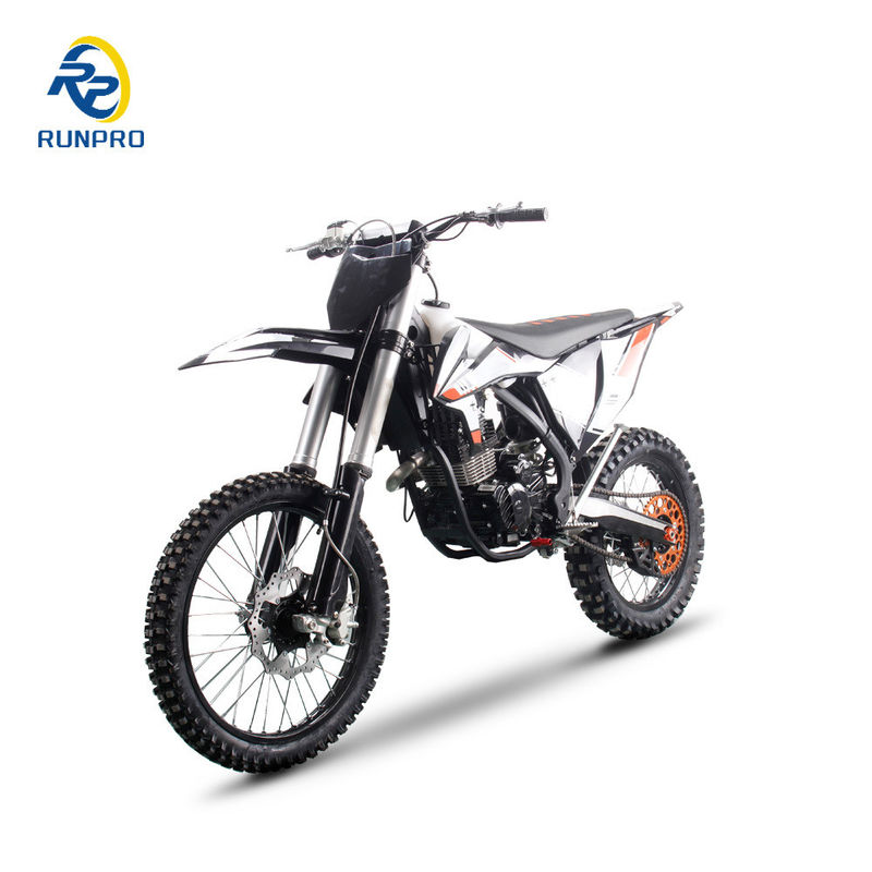 Bereiten Sie sich darauf vor, den Wettbewerb mit dem 300cc Pitbike von Runpro Racing zu dominieren.
